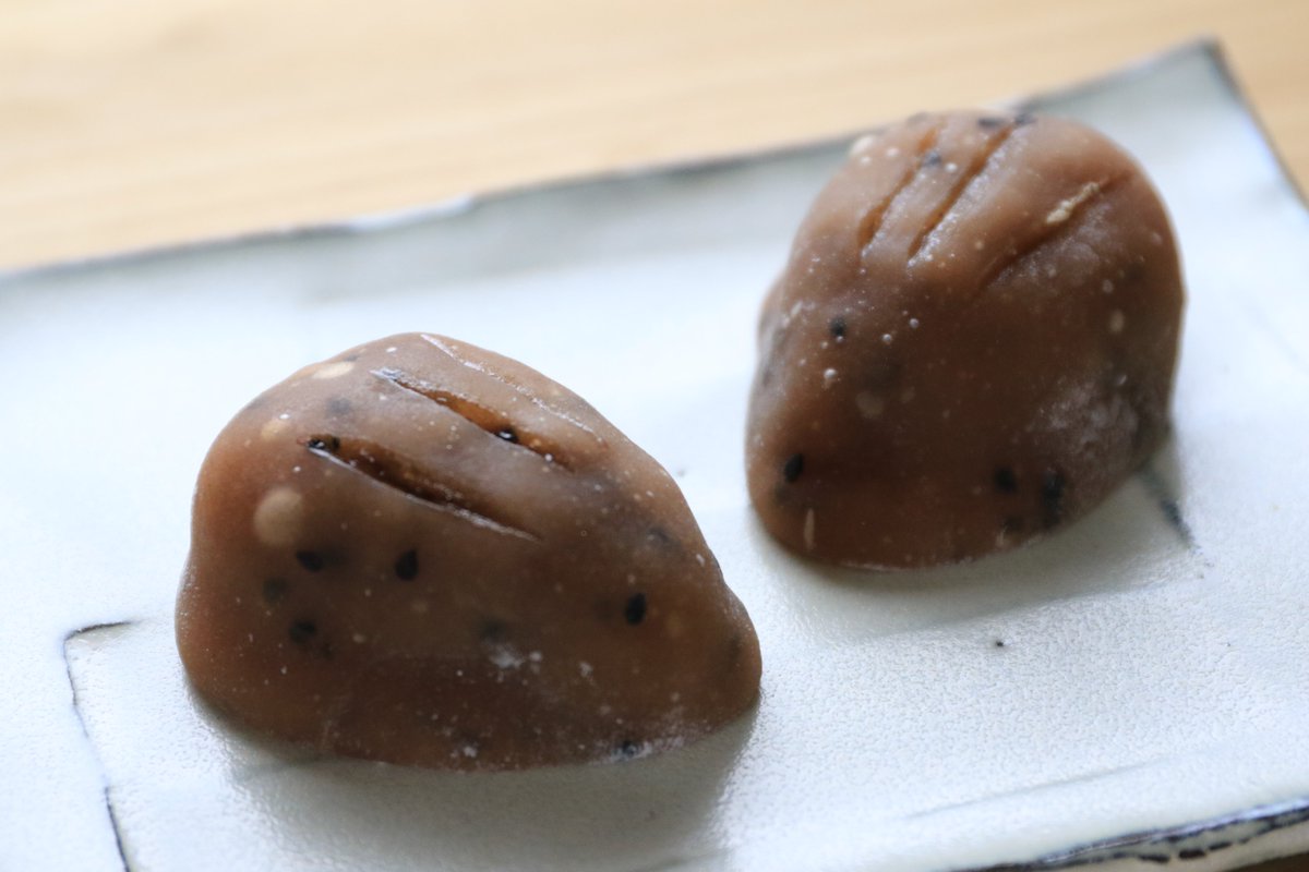 ウリ坊をかたどった、コロンとしたフォルムがキュートな和菓子「亥の子餅」。平安時代の宮中儀式から続く歴史あるお菓子で、旧暦の亥の月（現在の11月）の最初の亥の日・亥の刻に食べると無病息災や子孫繁栄が叶うとされてきました。2024年は11月7日（木）が亥の日にあたります。