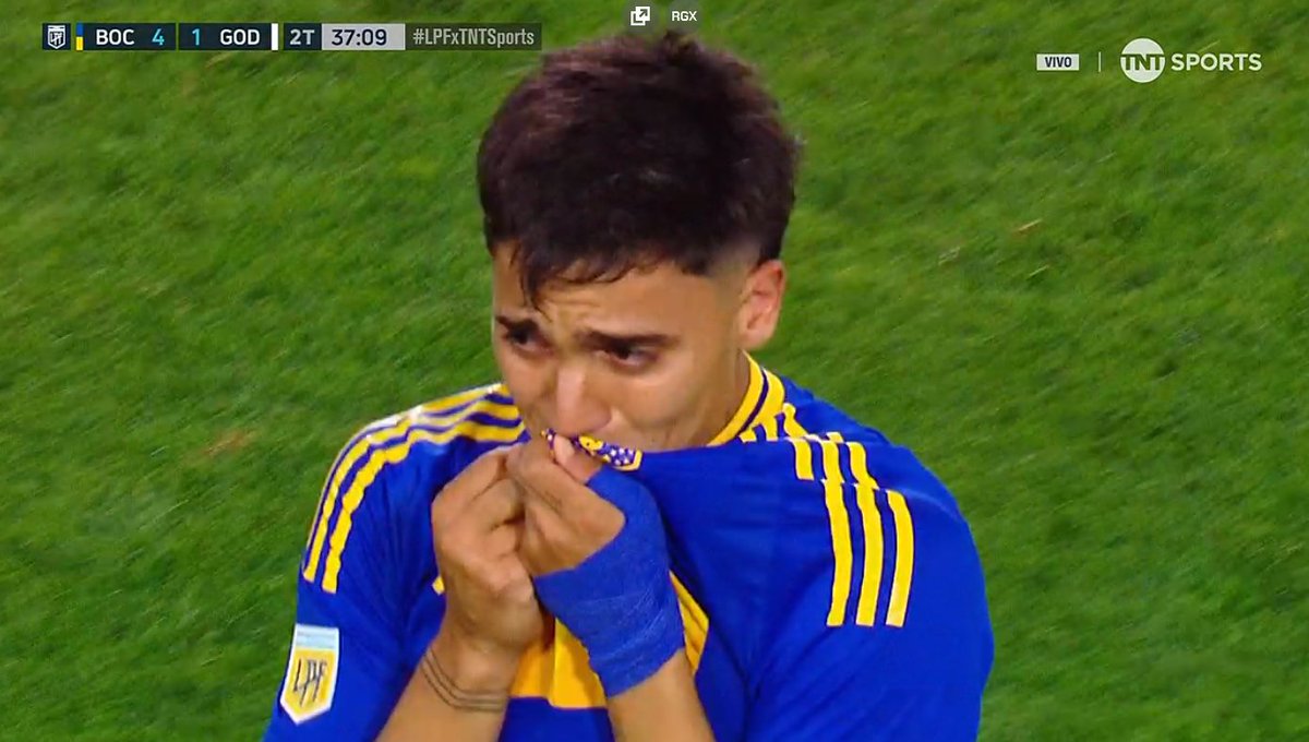 POR FIN SE TE DIO CHANGUITO, MIRA COMO SE BESA EL ESCUDO DE BOCA, COMO NO QUERERLO