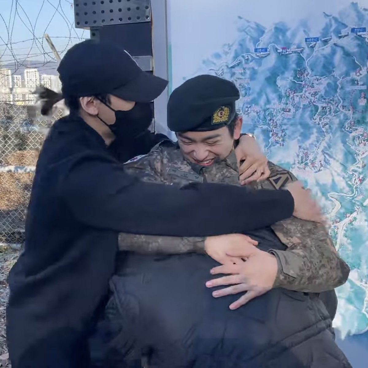koreanhandle's tweet image. #GOT7's #Yugyeom and #Bambam welcomed #Jinyoung from his military discharge.