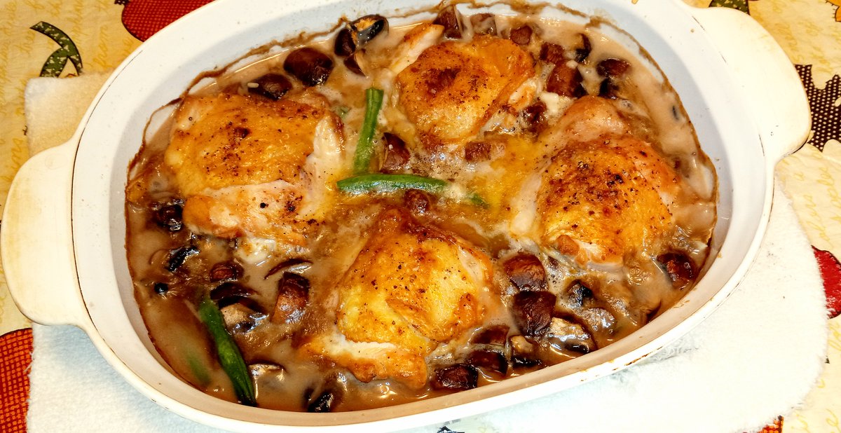 mylemonysoul's tweet photo. After feeling empty all day, I went into the kitchen for some cooking therapy. Tonight I made all in one dish; chicken with wild rice, mushrooms and green beans. Throwing in a can a cream of mushroom soup too. #Foodie #Foodies #BeingChefy #CookingTherapy https://t.co/0MgGhg27Fy