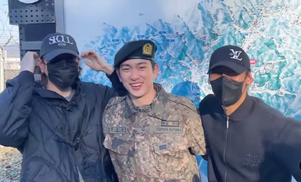 koreanhandle's tweet image. #GOT7's #Yugyeom and #Bambam welcomed #Jinyoung from his military discharge.