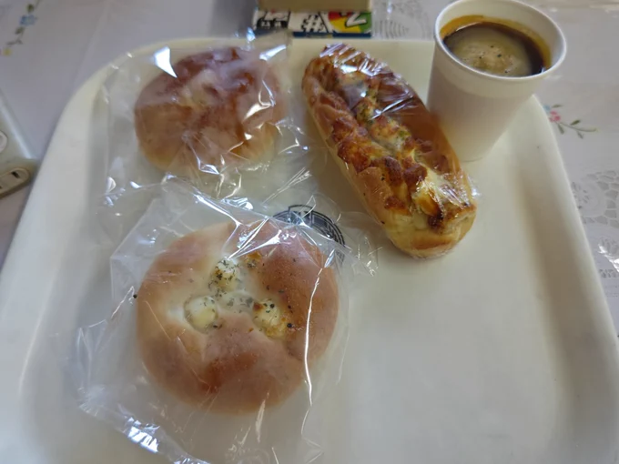 朝めしはブリアンさんで。
ちくわパン、角切りチーズパン、ポテトサラダパンとお惣菜パンと〜
ナカジマもさむいさむい〜 