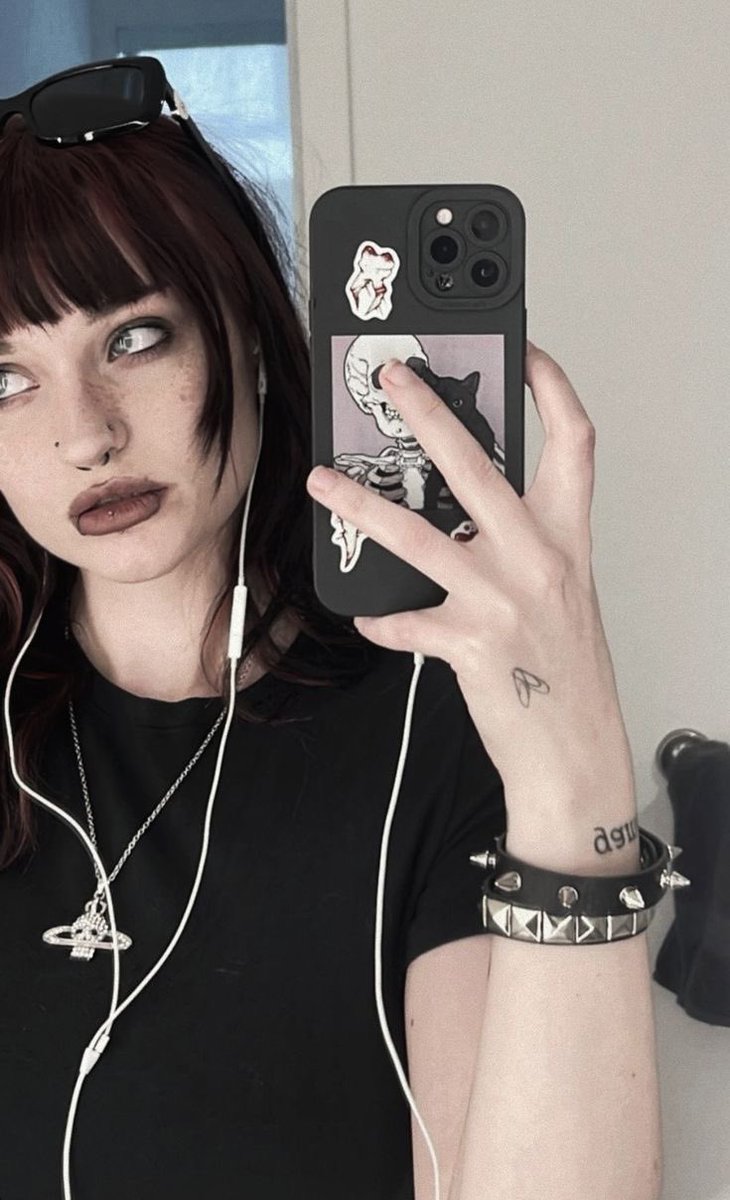 hickeybur's tweet photo. i wish she’d make a band and write songs about her stupid situationships https://t.co/0UubPv0skN