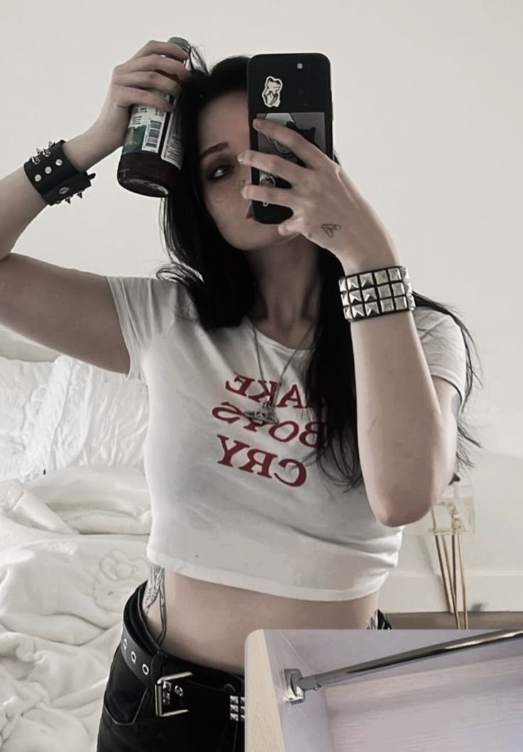 hickeybur's tweet photo. i wish she’d make a band and write songs about her stupid situationships https://t.co/0UubPv0skN