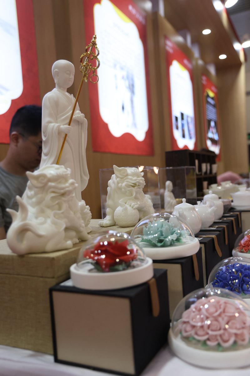 StraitHerald's tweet photo. Delicate crafts and creative products at the Cross-Strait Cultural Industries Fair😍
Which one is your favorite?
#CCCIF #Xiamen #LacquerFan #porcelain #craft https://t.co/FscFJ1MO2I