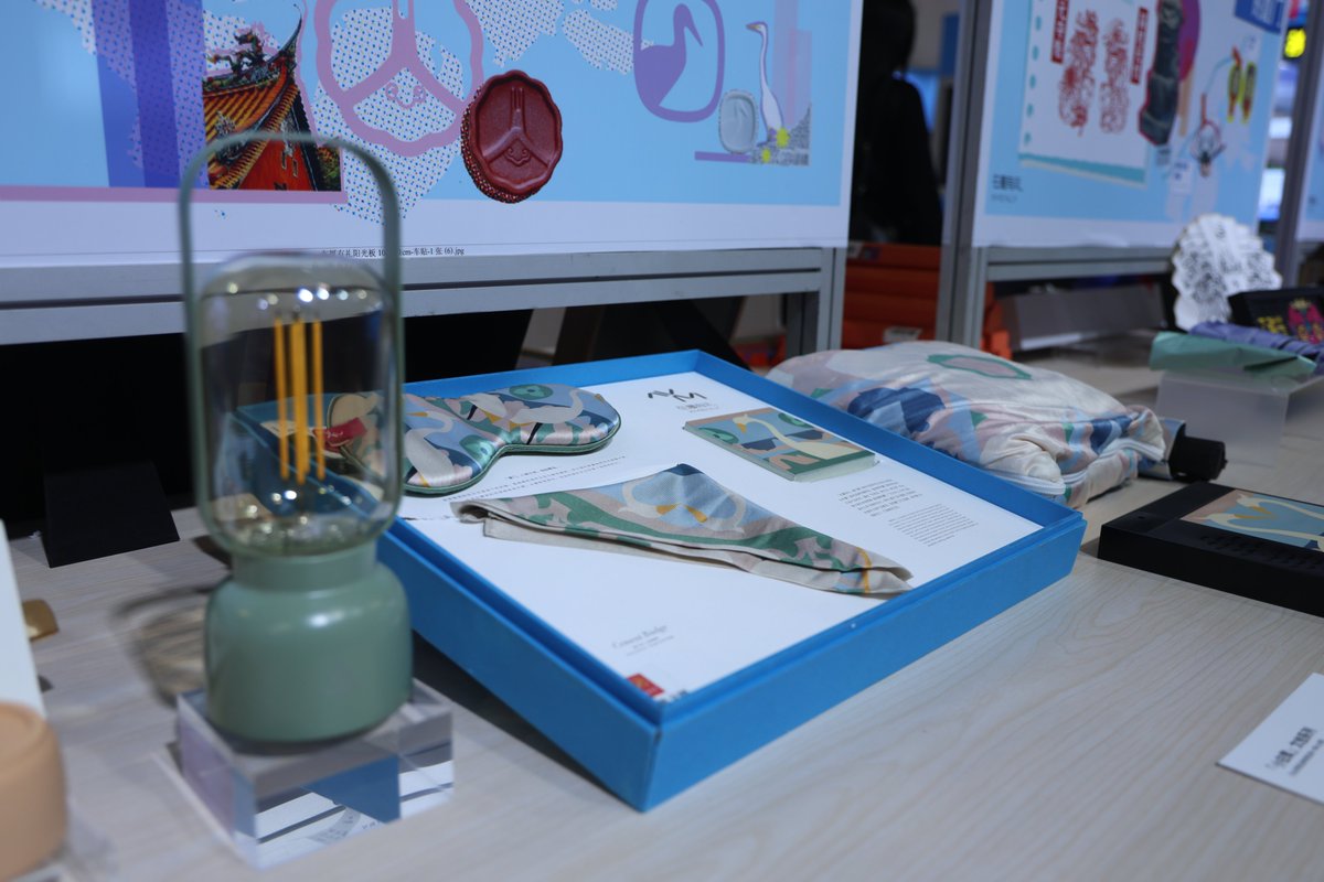 StraitHerald's tweet photo. Delicate crafts and creative products at the Cross-Strait Cultural Industries Fair😍
Which one is your favorite?
#CCCIF #Xiamen #LacquerFan #porcelain #craft https://t.co/FscFJ1MO2I