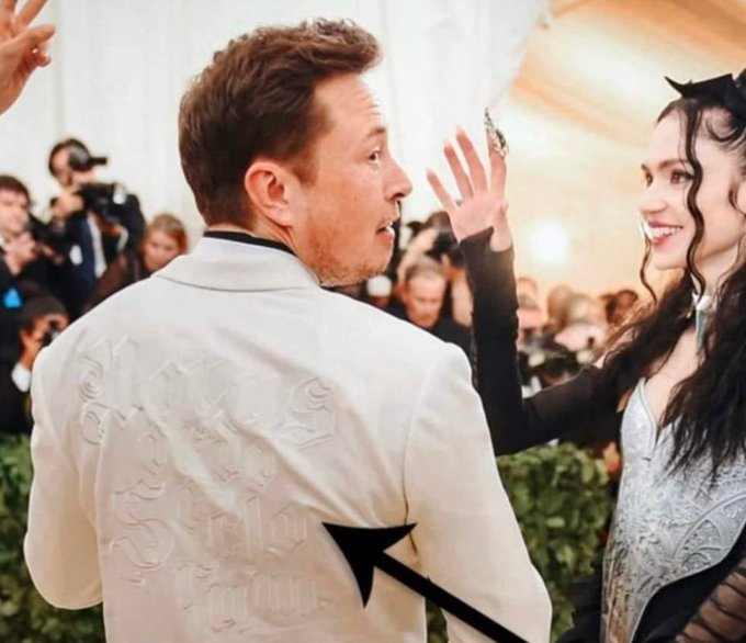 Vision4theBlind's tweet photo. Elon Musk's Jacket at the 2018 Met Gala    

"Novus Ordo Seclorum" (New World Order) https://t.co/Um13DfelIQ