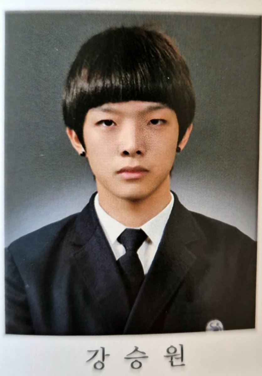 imbcenews's tweet photo. 트리플스타, 패션왕 우기명과 닮은꼴 졸업사진에 네티즌들 "아..." [소셜in]
#흑백요리사 #요리계급전쟁 #CulinaryClassWars 
#트리플스타 #TripleStar #강승원 #KangSeungWon 
#졸업사진 #과거사진 #우기명 #iMBC연예 

7일 온라인 커뮤니티에서는 '흑백요리사 트리플스타 졸업사진'이라는 게시물이 올라왔고 해당 게시물에는 트리플스타의 학창시절 사진이 있었다.

방송에서 보여진 너드미와 다른 분위기의 졸업사진에 네티즌들은 대부분 "아..."라는 반응을 보이고 있다.

일각에서는 이 모습이 기안84의 웹툰 '패션왕'의 우기명과 닮았다는 반응도 나오고 있다.

📎 https://t.co/fQtBMK4619