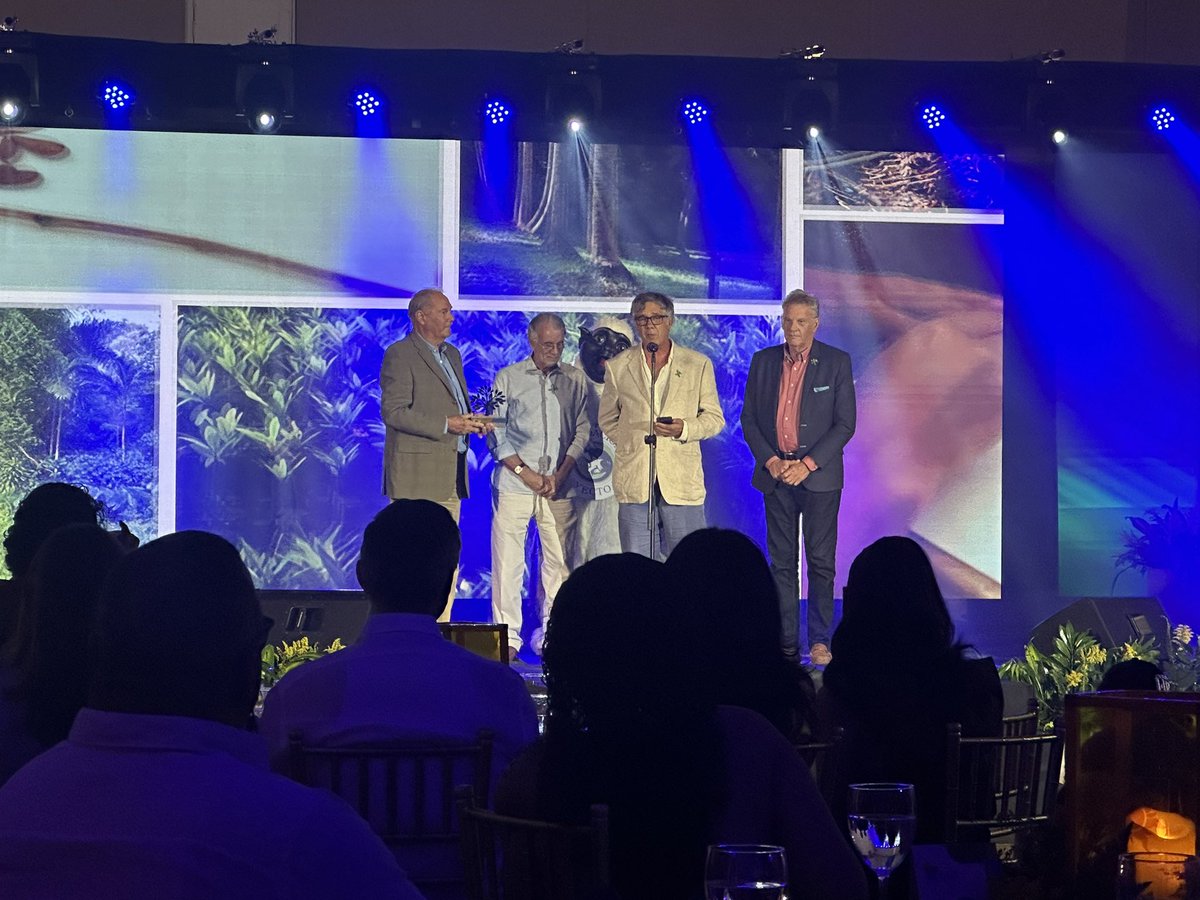 El 🥇en la categoría #EducaciónEInvestigaciónAmbiental es para la Fundación Jardín Botánico Guillermo Piñeres de Cartagena, que nos lleva al "Arca de Noé de las Plantas", un refugio para la biodiversidad. ¡Felicidades! 🌸🌱 # #PremioGemas10años