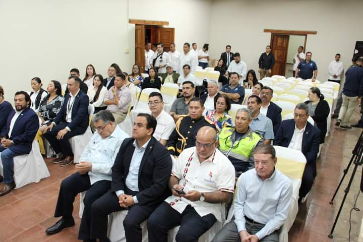 En el marco del Plan Trifinio, realizada en #Comayagua, el #AlcaldeCarlosMiranda, recibió con mucha amabilidad y cortesía, la honrada visita de la señora Vicepresidenta de #Guatemala, Karín Herrera y el señor Vicepresidente de #ElSalvador, Félix Ulloa. youtu.be/Wz_LWN5iIuE?si…