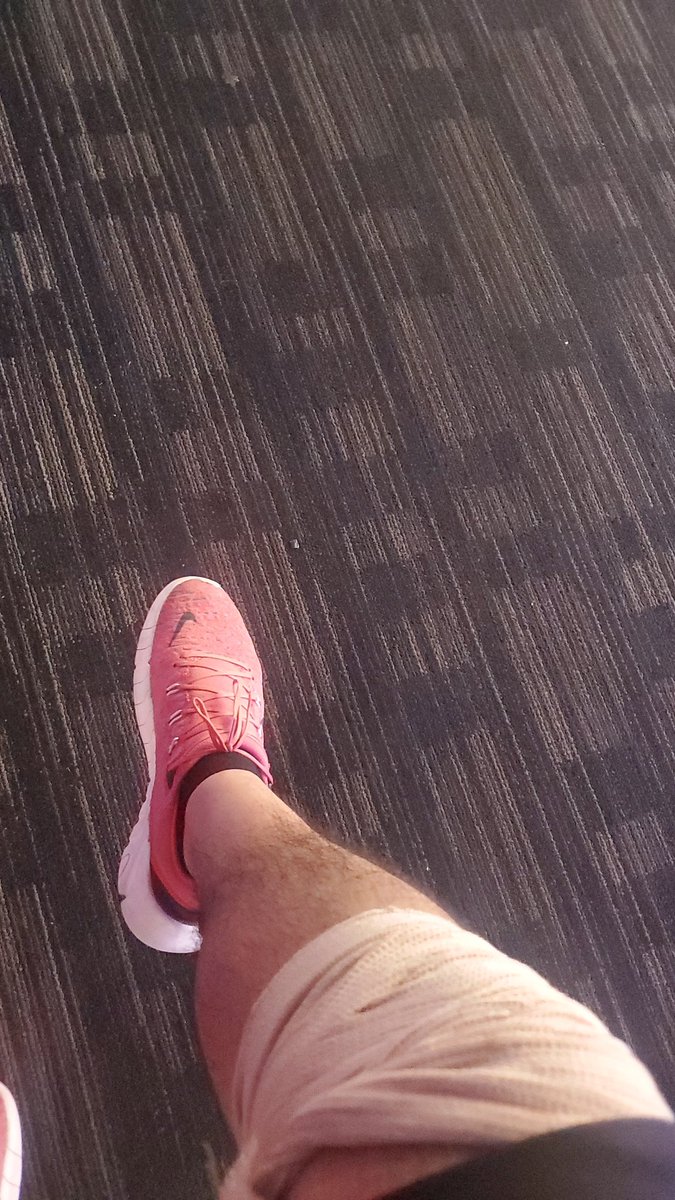 PEPPEPDDR's tweet image. Out of commission till further notice. My knee blew up rip😭