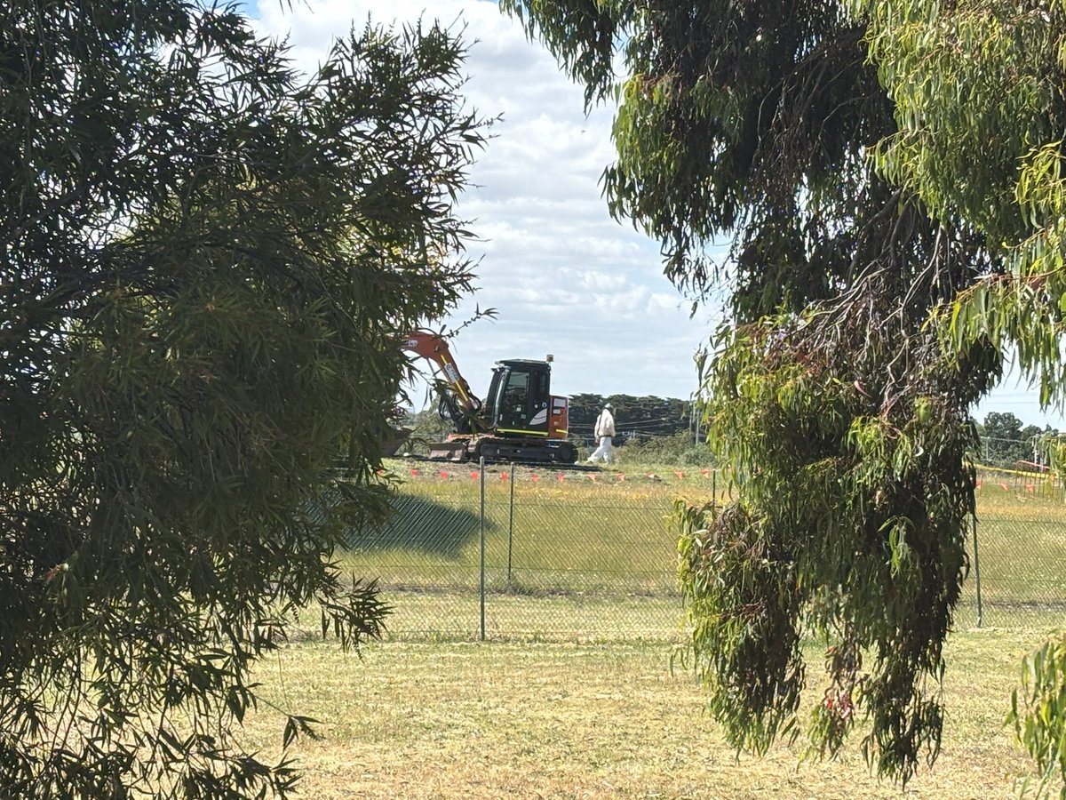 saveheatherton's tweet photo. Currently metres away from homes… men in Hazmat suits whilst residents breathe in whatever is in their backyards and homes.
#stopthissrhell #suburbanrailloop #springst https://t.co/UAyU19y6k7