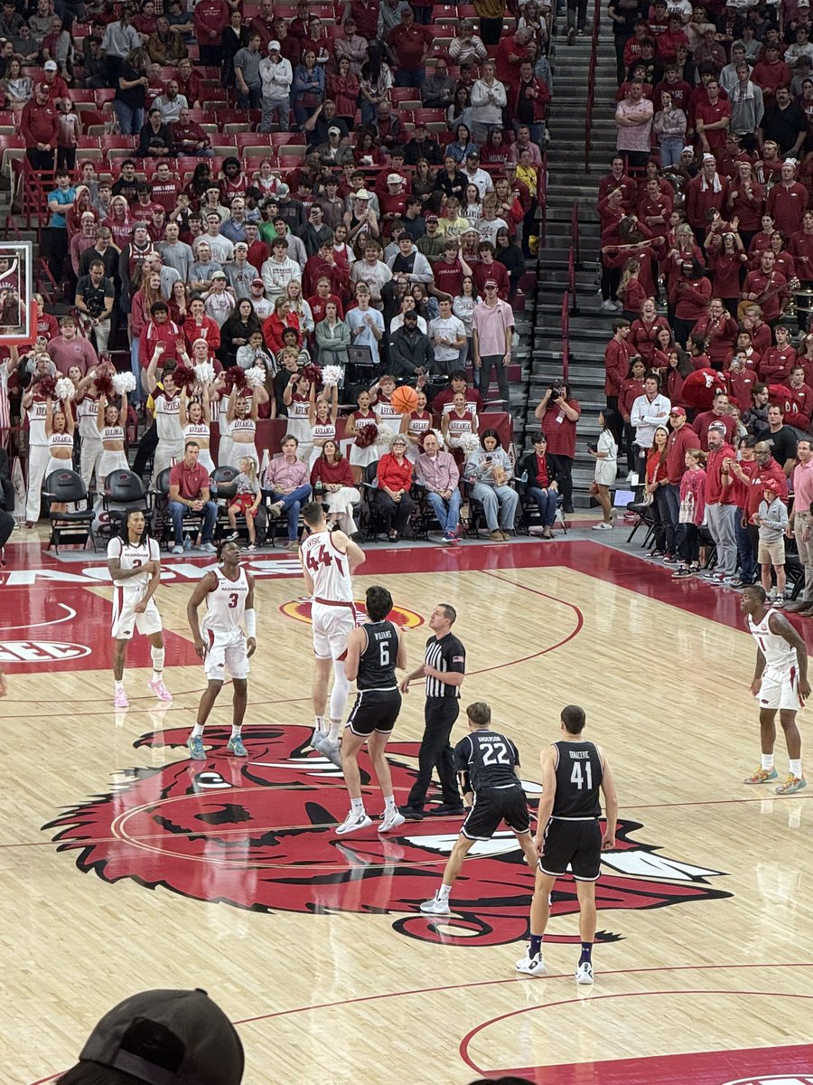 colinmac16's tweet photo. The Coach Cal era is here. #BallHogs 🏀🐗 https://t.co/31oaA5pbqX