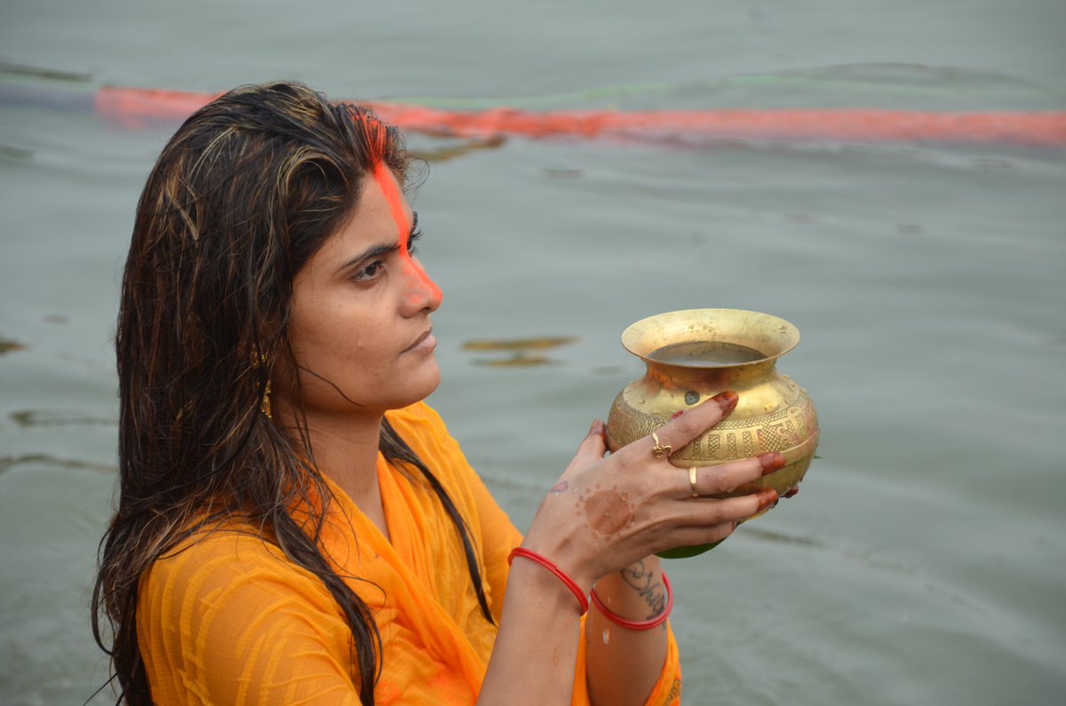 airnewsalerts's tweet photo. #ChhathPuja: Devotees will offer Sandhya Arghya, or evening oblations to the setting Sun, at different Chhath Ghats located on the banks of rivers, water bodies, and reservoirs. https://t.co/4kSCVwxfrA