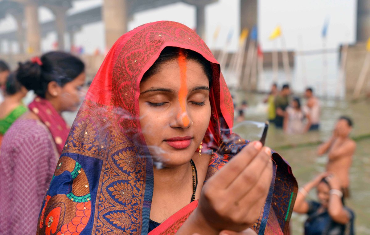 airnewsalerts's tweet photo. #ChhathPuja: Devotees will offer Sandhya Arghya, or evening oblations to the setting Sun, at different Chhath Ghats located on the banks of rivers, water bodies, and reservoirs. https://t.co/4kSCVwxfrA