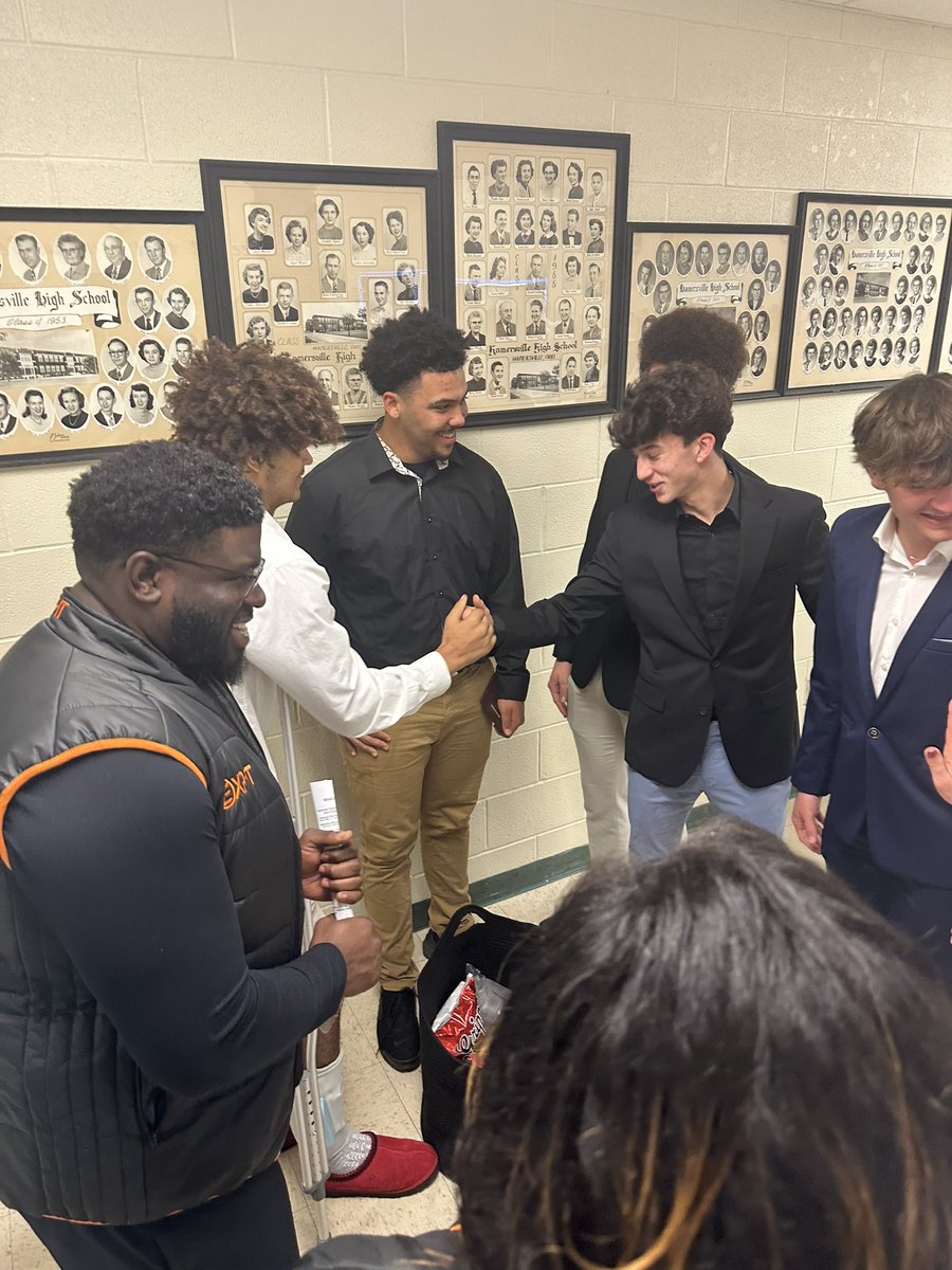 WHSCaneAD's tweet photo. A classy moment from tonight’s SBAAC Banquet

Thank you to Batavia Football for bringing Jesse a gift basket tonight https://t.co/kjiIGl7tWb