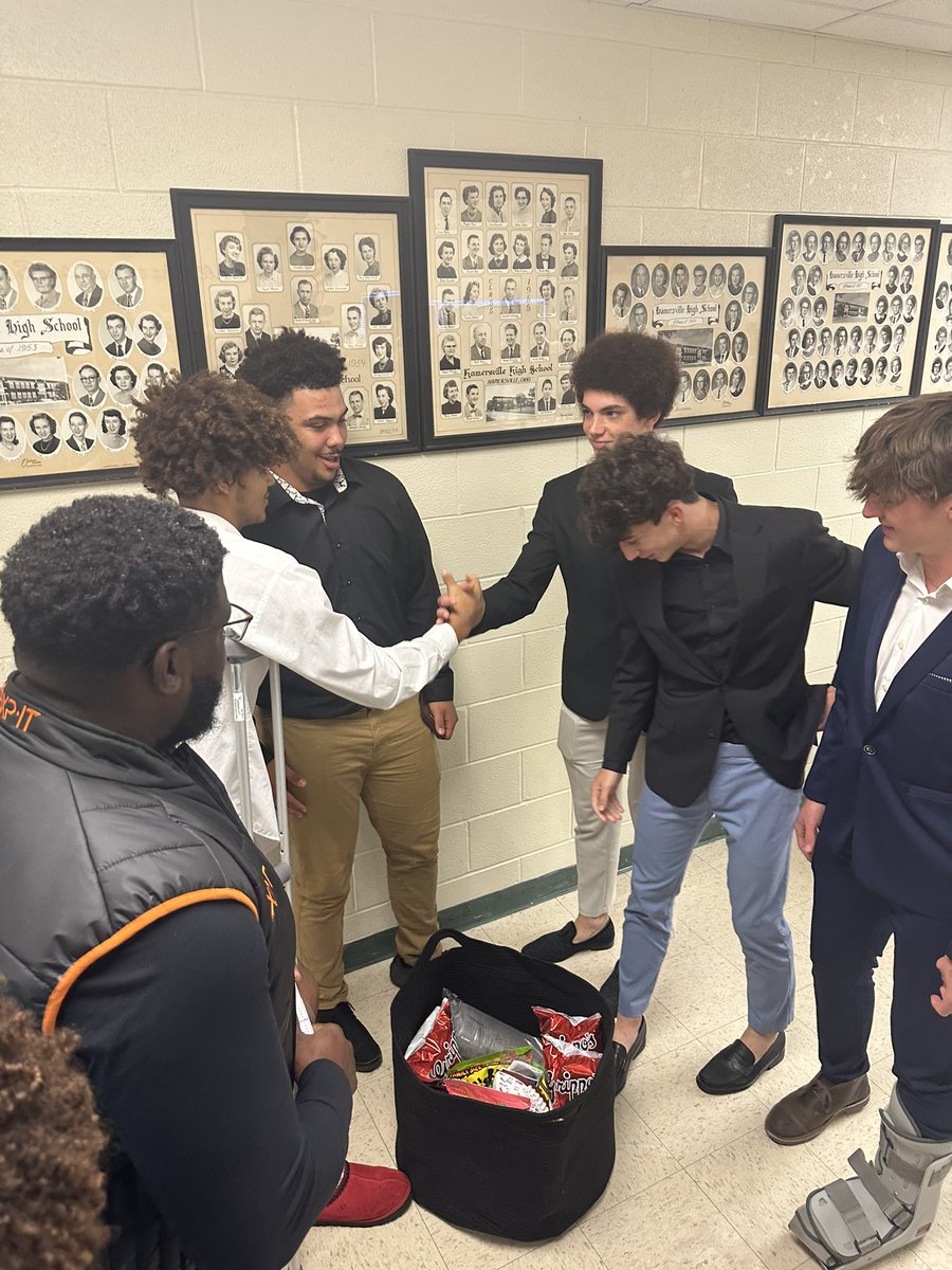 WHSCaneAD's tweet photo. A classy moment from tonight’s SBAAC Banquet

Thank you to Batavia Football for bringing Jesse a gift basket tonight https://t.co/kjiIGl7tWb