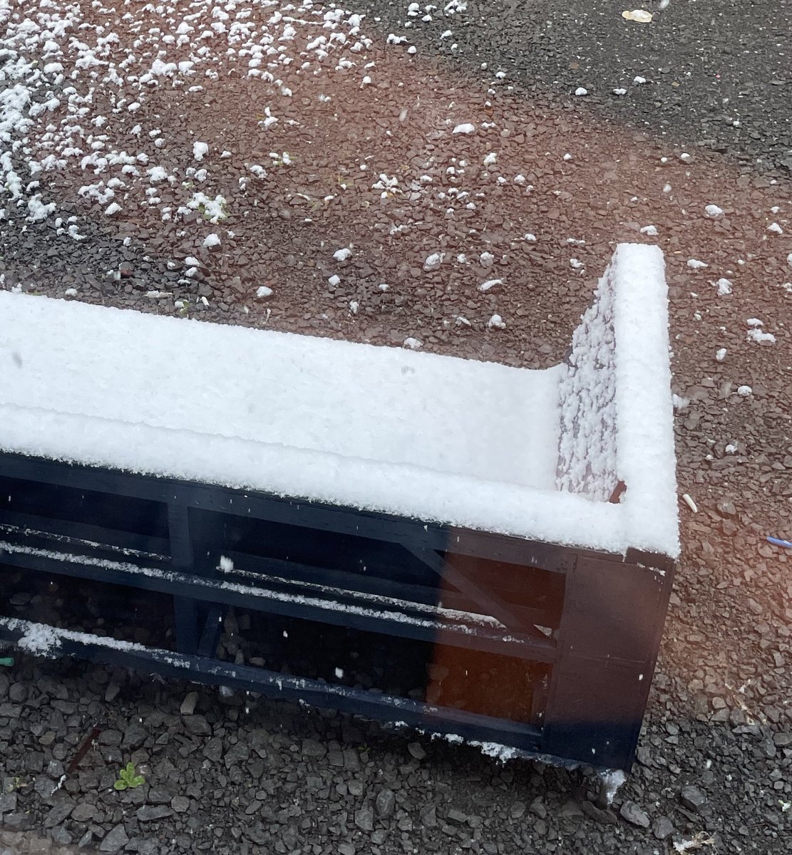 ぐっもーりん⛄️
朝からそこそこ降りました💦
なんだか中途半端に寒い時はテンションが上がりませんね🥺

みなさんのテンション上げるモノってなんですか？😉
私は推しとかがなくて...ずばり飲み会です！🍺

#イマソラ 
#企業公式が毎朝地元の天気を言いあう 
#企業公式が朝の挨拶を言い合う