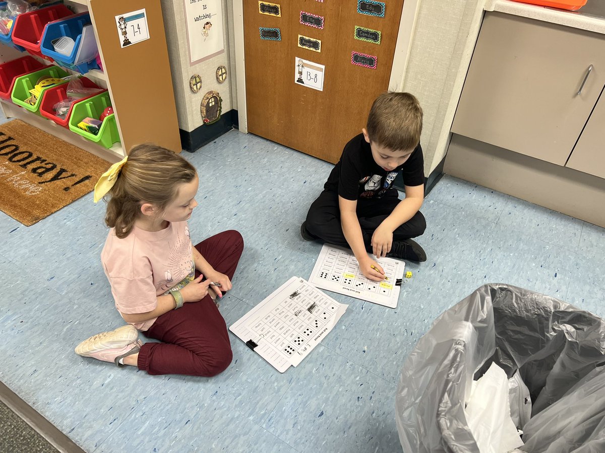 mrsreedyses's tweet photo. Had a fun morning learning a new game called “Roll and Read” that helps us practice our UFLI Phonics skills. 💜💛 #connectses #bulletpride https://t.co/IUVszY8Jh7