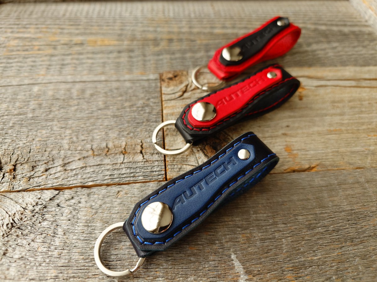 tidacoleather's tweet image. aog湘南里帰りミーティング開催まで10日をきったのでチョイ出し。
ベルトループキーホルダー、モータースポーツを意識したデザインでお作りしました。aogの皆さんはどの色がお好みですかね〜。
#AUTECH　#aog　#オーテック
#里帰りミーティング