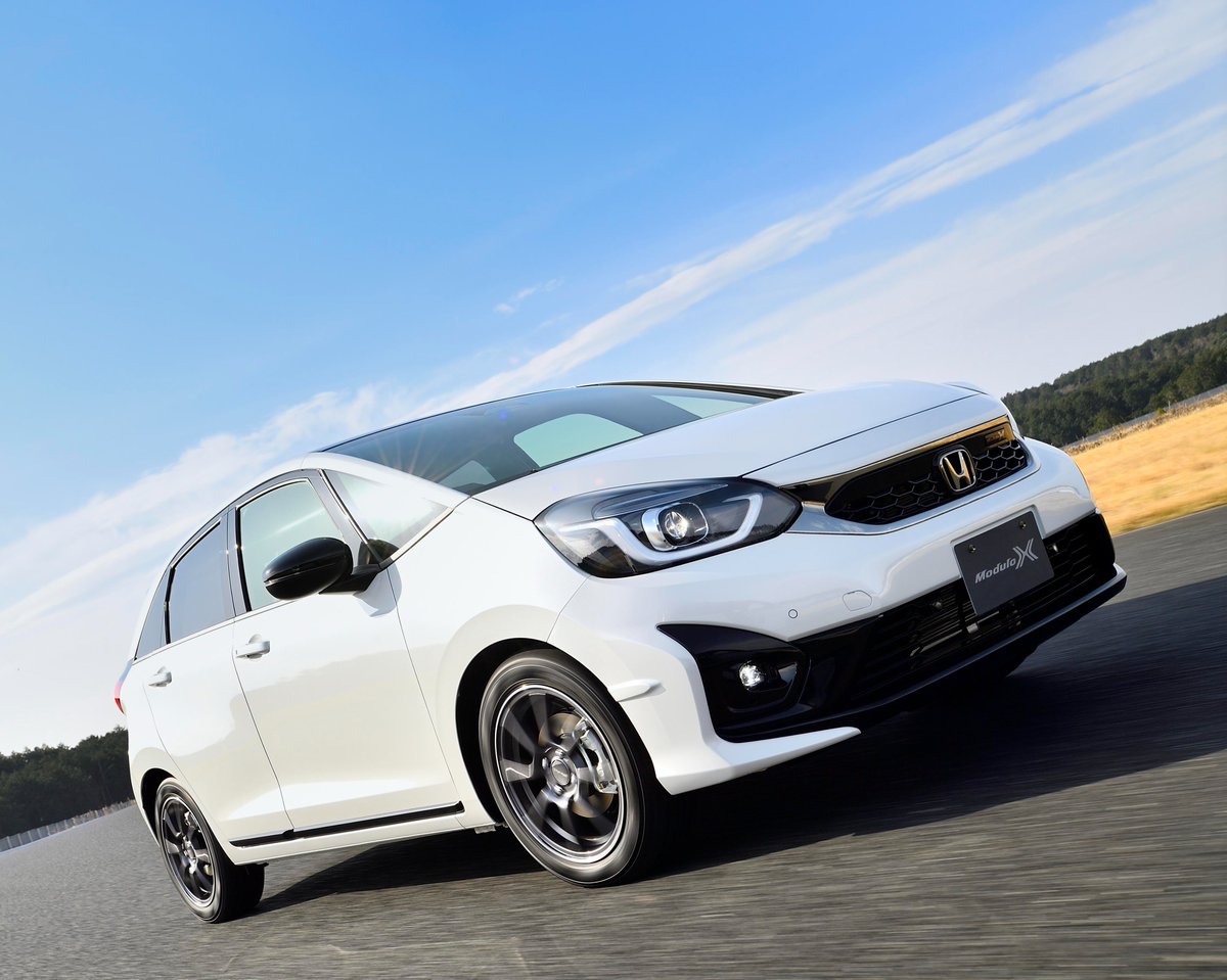 Honda_Access's tweet image. ／
カタログで振り返ろう 番外編
#Modulo30th🎊
＼

2021年、#FIT e:HEV Modulo X用ホイールは、#Modulo で始まり、 #ModuloX で進化させた技術が結集されているタム✨

リム部とスポーク部の剛性バランスを最適化し、しならせることでタイヤの性能を使い切ることを目指しているタムよʕ •`(ᴥ)•´ʔ