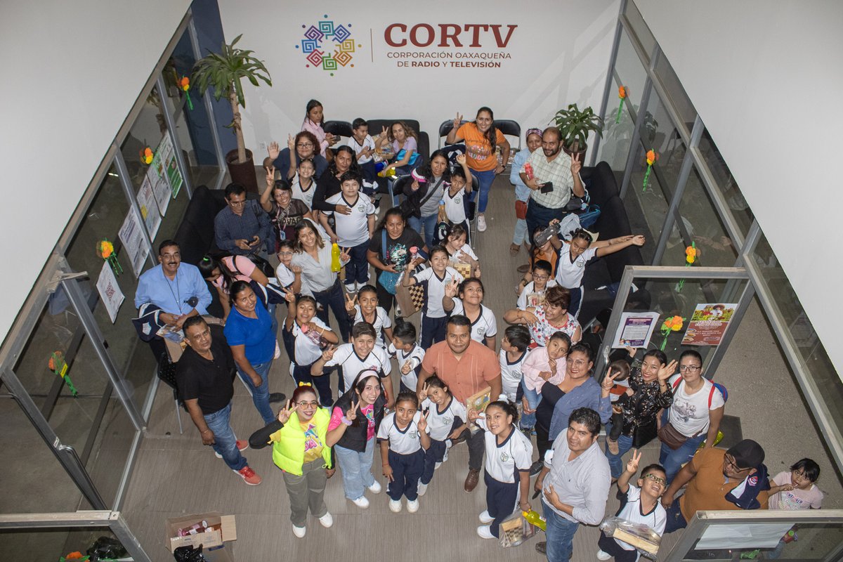 cortv's tweet photo. La energía de las y los alumnos de cuarto y quinto grado de la 𝗘𝘀𝗰𝘂𝗲𝗹𝗮 𝗣𝗿𝗶𝗺𝗮𝗿𝗶𝗮 𝗕𝗲𝗮𝘁𝗿𝗶𝘇 𝗔́𝘃𝗶𝗹𝗮 𝗚𝗮𝗿𝗰𝗶́𝗮 se hizo presente en esta segunda emisión de #BimBomBa. 🪁

🤗  Aquí les compartimos los mejores momentos #Bimbomberos de este día. 📸 https://t.co/iNbltNqUBc