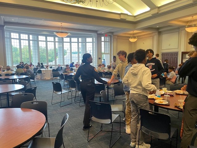 MEM_PoliceDept's tweet photo. It was a busy Wednesday for Chief CJ Davis as she greeted the students and staff at MUS First Responders Appreciation Luncheon and chatted with listeners at WLOK radio station.
#MemphisPoliceDepartment #MPD #MUS #WLOK
#CommunityRelations #SupportMP
#FirstRespondersLuncheon https://t.co/ovNrYL4ARh