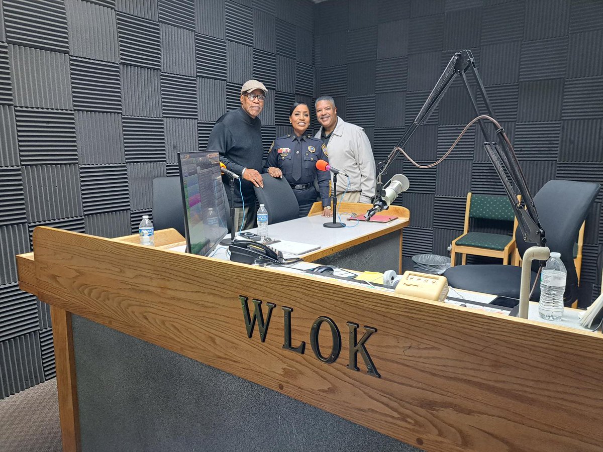 MEM_PoliceDept's tweet photo. It was a busy Wednesday for Chief CJ Davis as she greeted the students and staff at MUS First Responders Appreciation Luncheon and chatted with listeners at WLOK radio station.
#MemphisPoliceDepartment #MPD #MUS #WLOK
#CommunityRelations #SupportMP
#FirstRespondersLuncheon https://t.co/ovNrYL4ARh