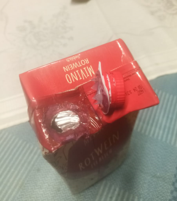 draussensaiter's tweet photo. Wenn die unsichtbare Hand dir sagt, dass du rot weinen sollst. https://t.co/SWNQkxGj6D
