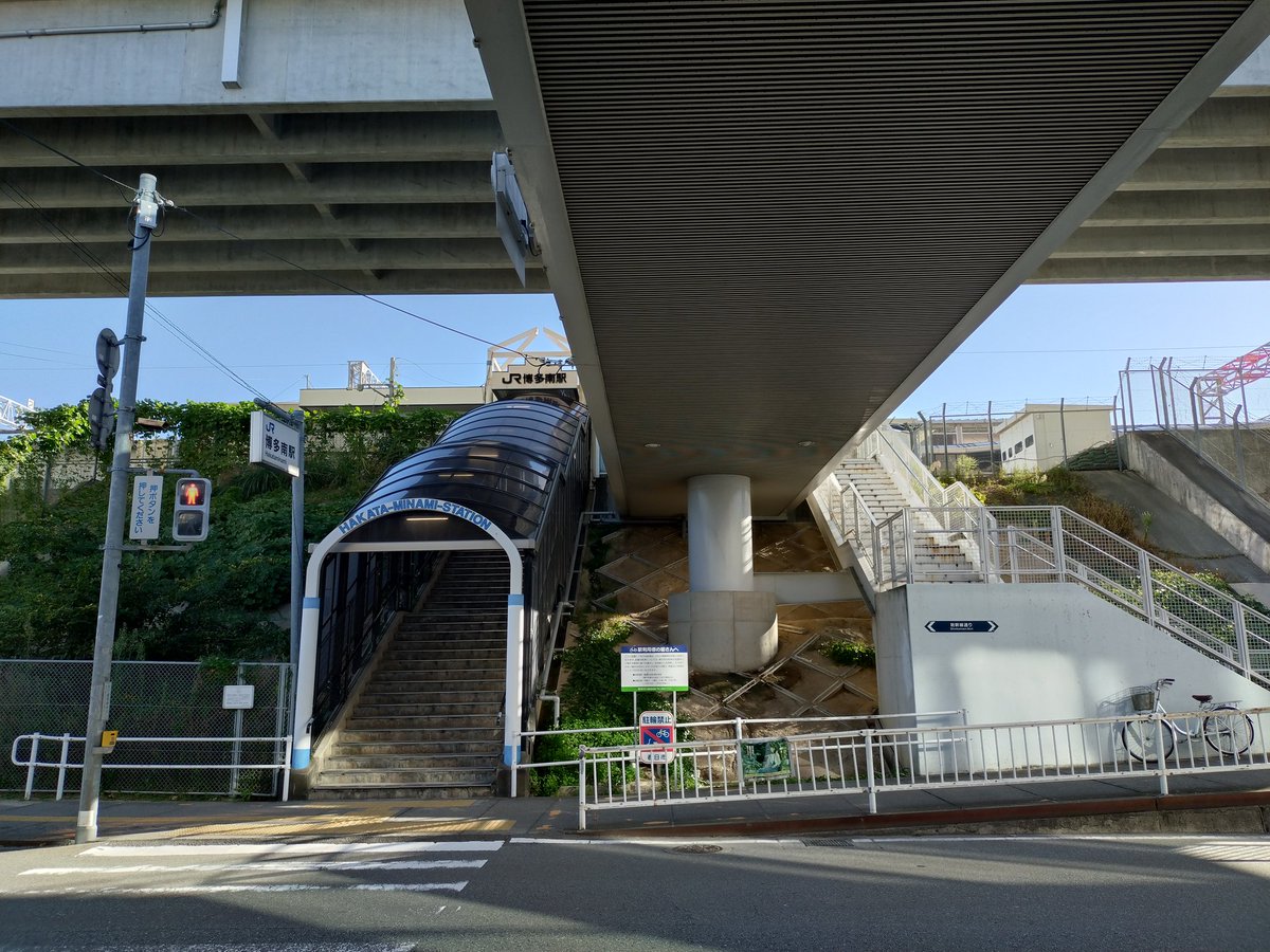 MT54_Simotsuke's tweet image. 博多南線 博多南駅
車庫があるなら駅を作ってくれてもいいじゃない！といった地元の要望で開設された駅。発着する列車が全て特急列車というのは界隈では有名。
片面ホームのみの簡素な構造だが博多総合車両所の一画なので、ホームからはズラリと並ぶ新幹線が見られる。
#博多南線 #博多南駅