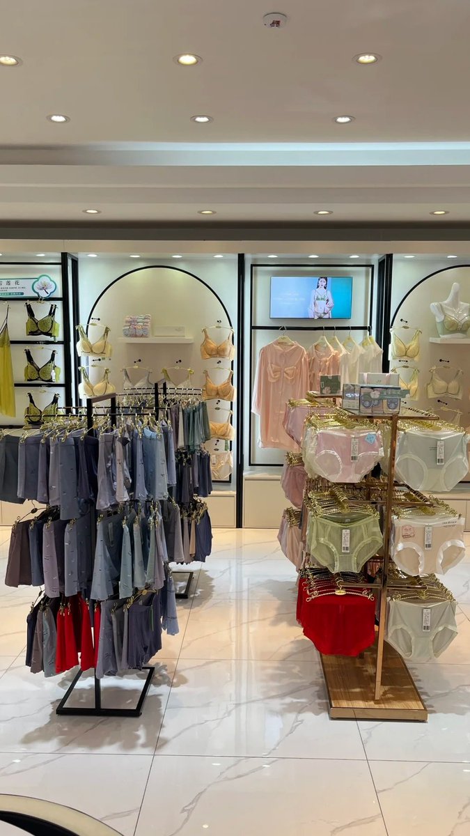 JDemetricelm's tweet photo. I didn't expect there is such a lingerie store with so many styles here. https://t.co/oBP5jr1XXF