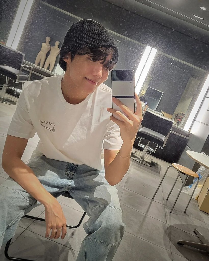HOPEFULLPLACE's tweet photo. I vote for #jhope at #2024MAMAVOTE https://t.co/9e05g6gDXk