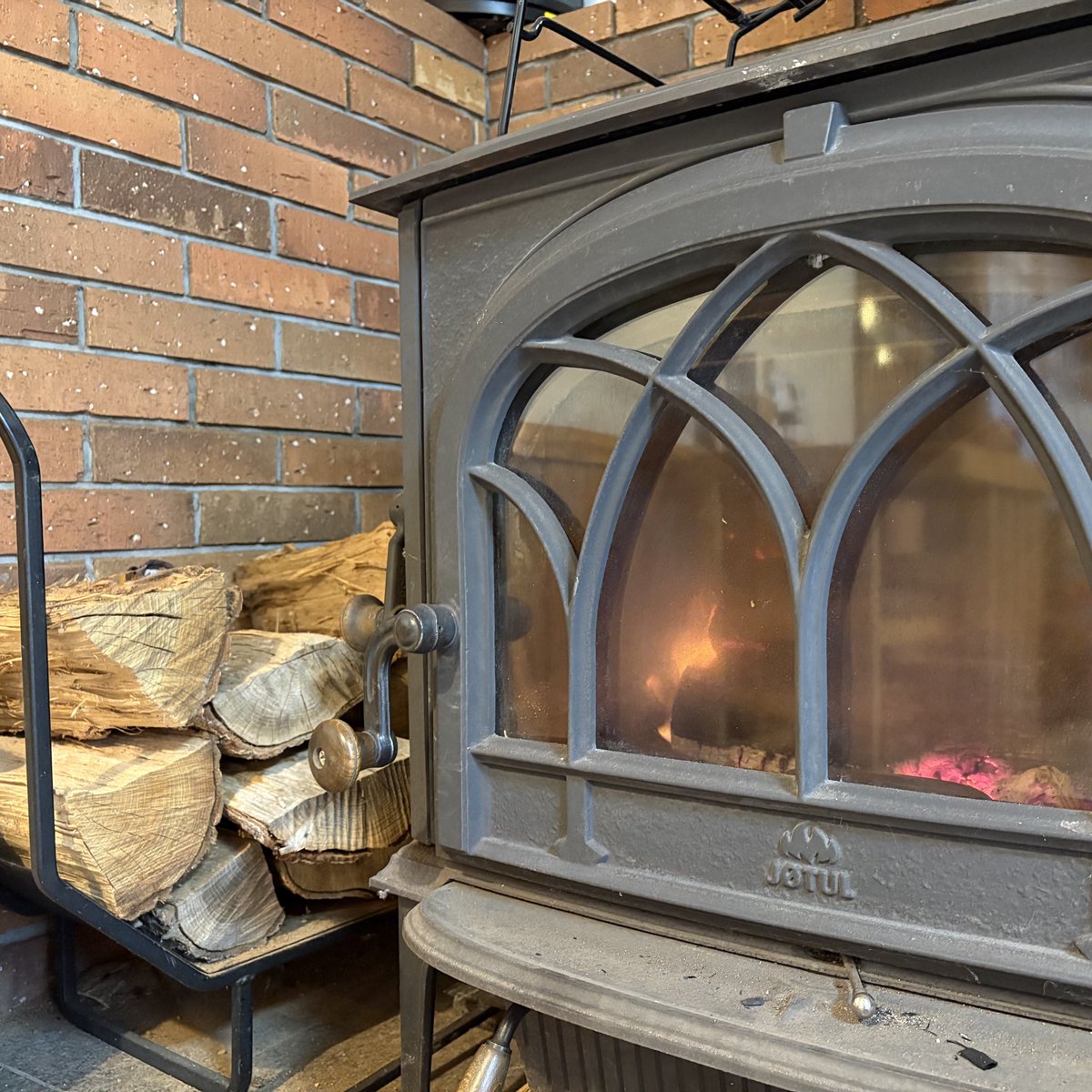 【お知らせ】11月8日と9日は天ぷらを休んで営業いたします。ご了承ください。肘折もいよいよ寒くなってきたので薪ストーブ稼働中です。 #そば処寿屋 #肘折温泉