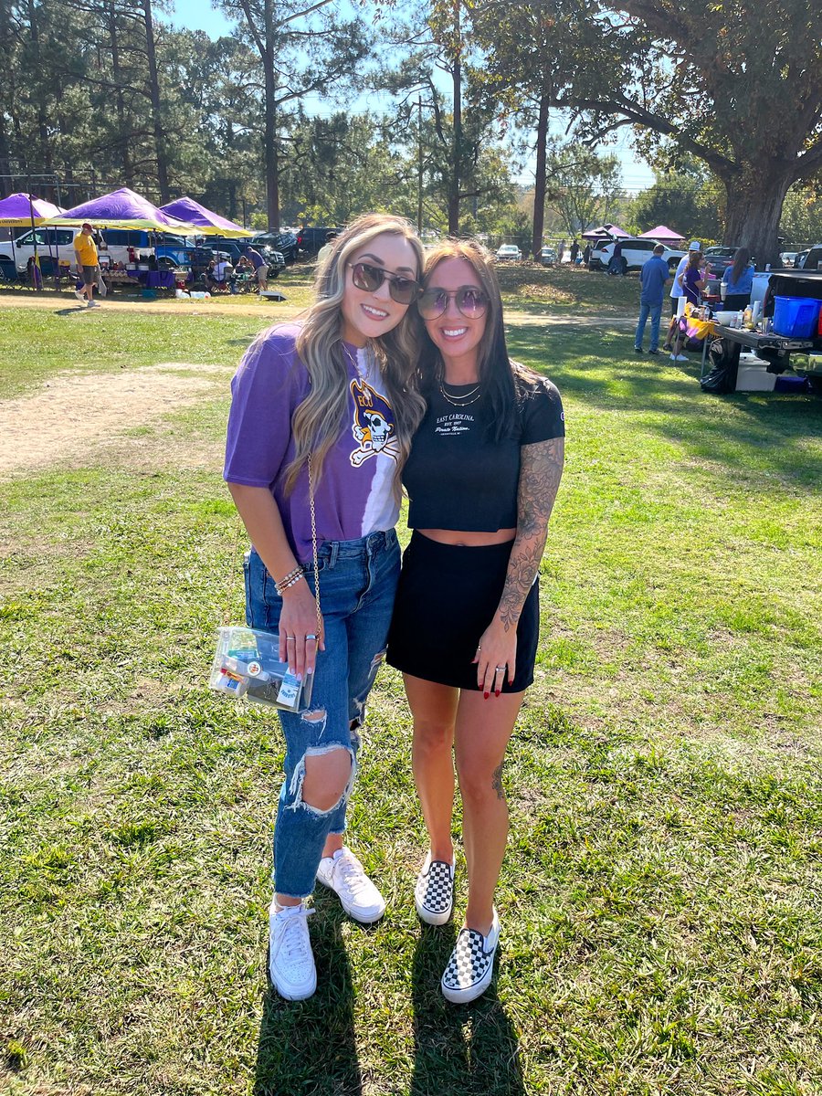laurennnelizz's tweet photo. 💜💛 https://t.co/3uxRFejF2d
