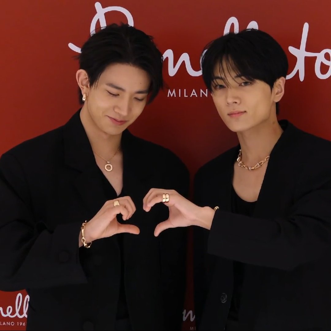 heeseungcokr's tweet photo. HEESEUNG'S SMIRK WHEN THE REPORTER ASKING HIM AND JAY MAKING HEART 😭😭😭😭😭 https://t.co/Et6tFxPpuA