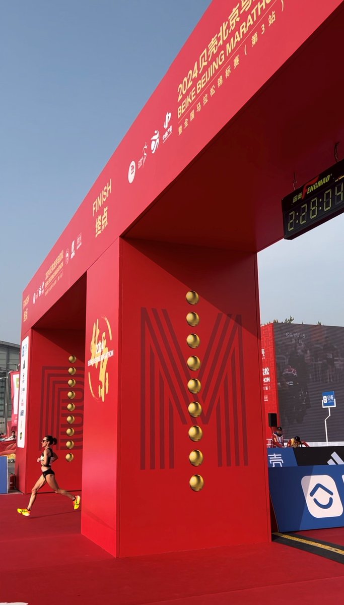 DickTelford's tweet photo. When your fit, you're fit...@LisaWeightman rolls out a 2:28 Beijing marathon for 4th, after a last minute (or week anyway) decision to back up after her 2:24 in Berlin 5 weeks before. Sure, super shoes do help, but not bad resilience, eh? https://t.co/I6JNsuLi05