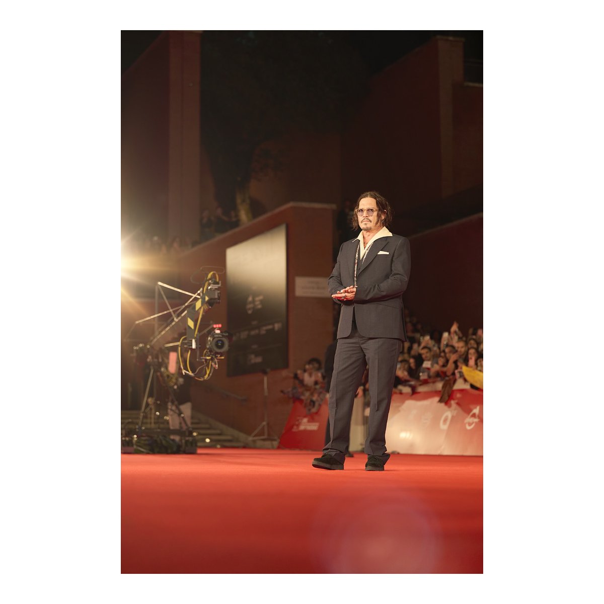 iSara2023's tweet photo. JD on the red carpet of RoFF19 😍
📸 IG : alessandrogalatoli
#JohnnyDepp
#JohnnyDeppIsALegend
#JohnnyDeppIsLoved
#Modi
#RoFF19 https://t.co/7HQNMD2Nce