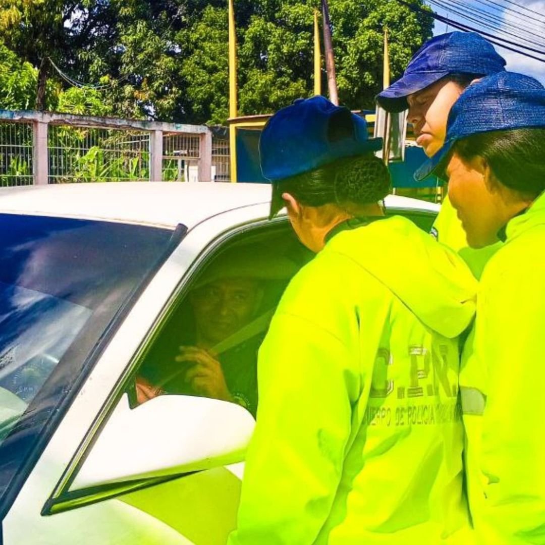 RedipLosLlanos's tweet photo. Funcionarios (as) de la @Pnbvzla, #Tinaquillo #Cojedes, adscritos a la Dirección de Vigilancia y Patrullaje y Cuadrantes de Paz, realizan orientación a los ciudadanos que transitan por la Troncal 005 sobre el uso del cinturón de seguridad y el respeto de los límites de velocidad https://t.co/cX4jcOEYzR