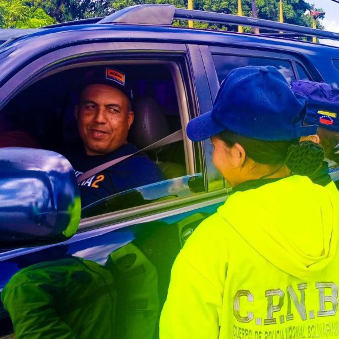 RedipLosLlanos's tweet photo. Funcionarios (as) de la @Pnbvzla, #Tinaquillo #Cojedes, adscritos a la Dirección de Vigilancia y Patrullaje y Cuadrantes de Paz, realizan orientación a los ciudadanos que transitan por la Troncal 005 sobre el uso del cinturón de seguridad y el respeto de los límites de velocidad https://t.co/cX4jcOEYzR