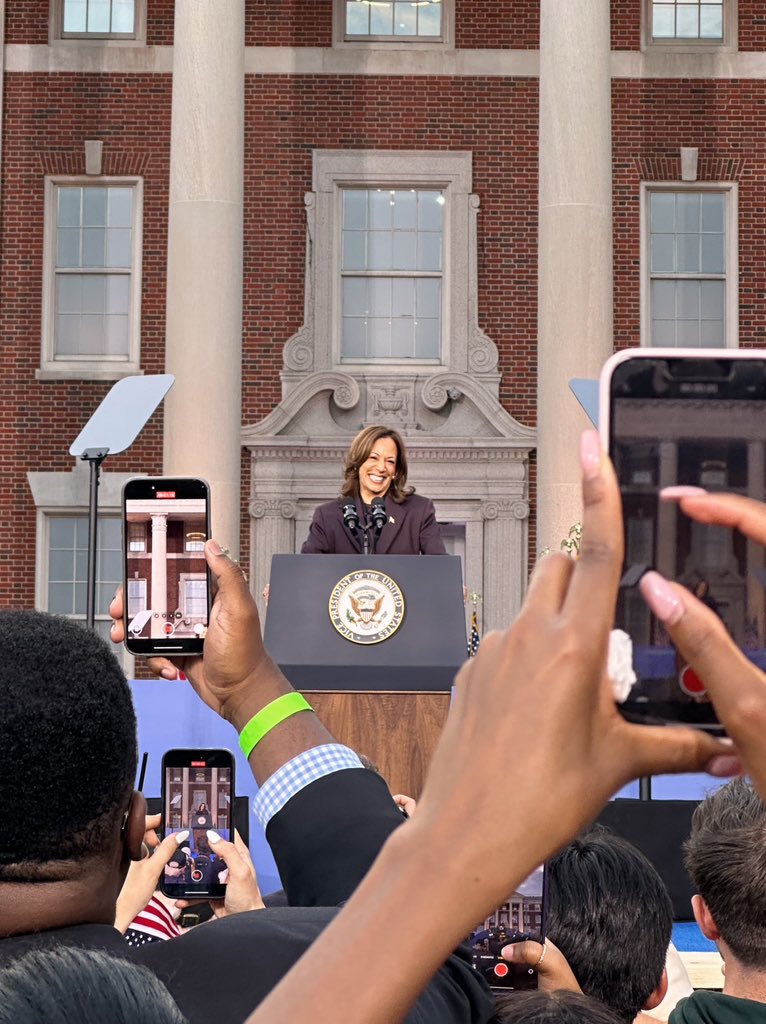 JennieRSpector's tweet photo. Vice President Kamala Harris was an unprecedentedly qualified candidate who ran a campaign grounded in joy, empathy, unity, and freedom. I’m incredibly proud to have been a part of it. https://t.co/Pyn8UoGhqr