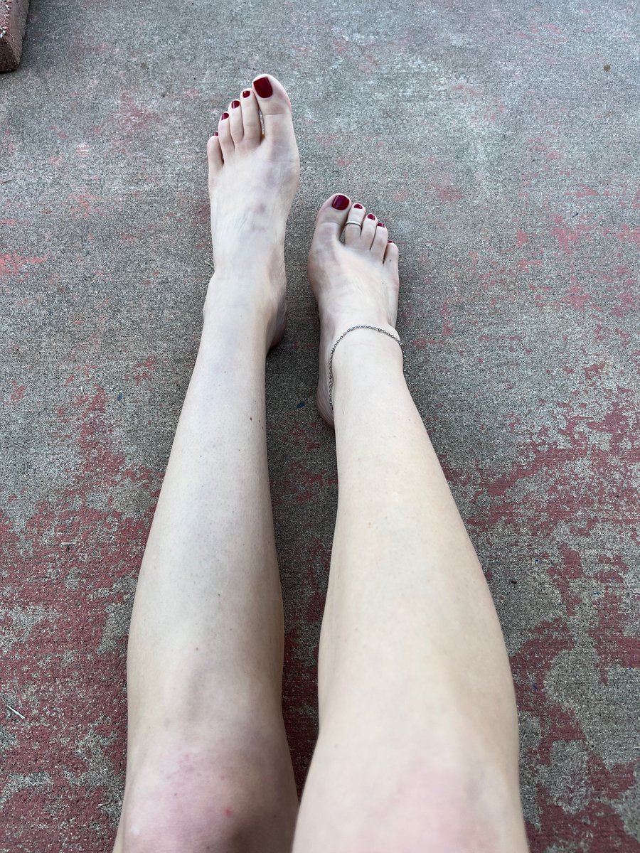 OMG its so cold outside, who would warm them up for me? #feet #soles #toes #paypig #femdom #findom