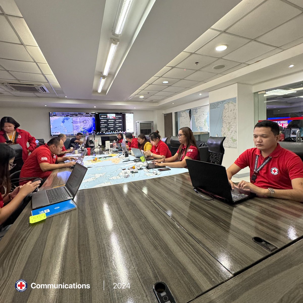 philredcross's tweet photo. #PRCUpdate 

HAPPENING NOW: Kasalukuyang nagpupulong ang PRC staff at volunteers sa National Headquarters at 102 PRC Chapters kaugnay ng #MarcePH response. 

Mensahe ni PRC Chairman at CEO Dick Gordon sa publiko na patuloy na maghanda at mag-ingat sa mga lugar na apektado ng bagyo. 

#PRCCares #AlwaysFirstAlwaysReadyAlwaysThere