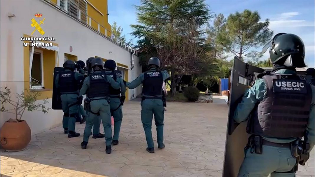 b_bbirddd's tweet photo. Mandaron ESTO a casa de un tío que le pegó con una escoba a un coche oficial. https://t.co/Yl98AXombF