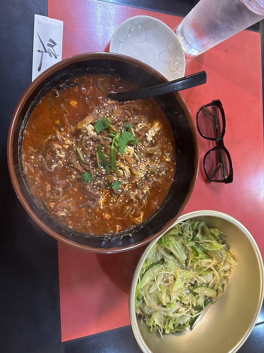 今日は久々ちゅるり〜の韓国ラーメン‼️
久々だったのでちと辛かったけど中和するサラダ🥗がばりうまい‼️
わざわざここまで1時間かけて来たかいがあったー🍜
#韓韓麺 #ユッケジャン麺 #ムンチサラダ #足立区綾瀬