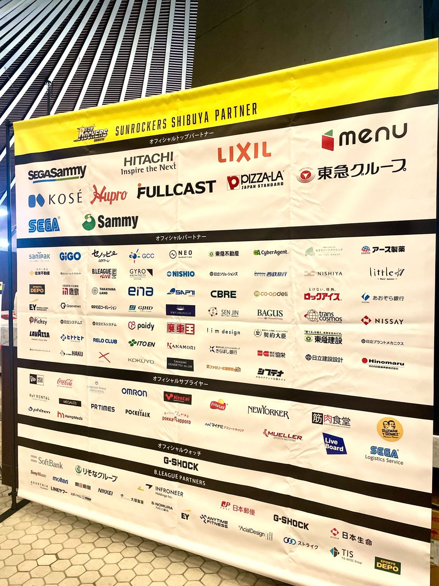 Groovement_jp's tweet photo. 弊社がオフィシャルパートナーとして応援しておりますサンロッカーズ渋谷の試合に行ってまいりました🏀
対 ファイティングイーグルス名古屋
「太陽(リング)を揺らす激しいダンクを狙い撃つ集団」の名前の通り勢いのあるダンクも見られた試合でした🔥
#サンロッカーズ渋谷
#Groovement
#Bリーグ https://t.co/j5vWvVCSD4