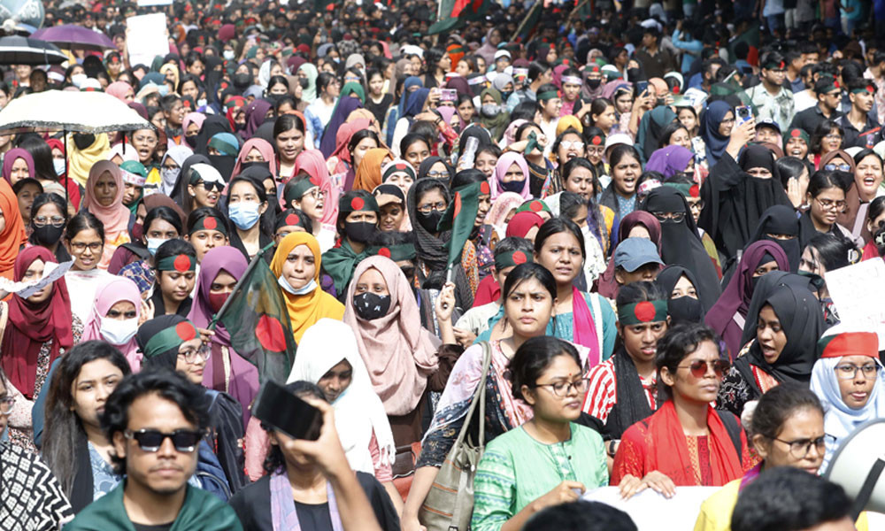 দেশে থাকতে চায় না ৫৫ শতাংশ তরুণ