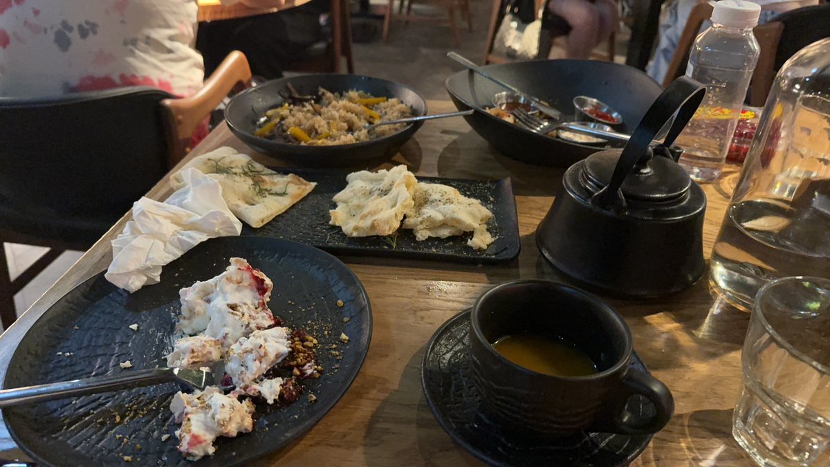 吃吃合集
金主大人有时候没空陪我
我就自己去餐厅吃饭
没有card只能cash很麻烦 还全靠自己腿走
毛子的东西真的吃不习惯
最好吃的是越南炒粉
还有毛子特产星星咖啡
p4早餐连着吃半个月快吐了
下次去莫斯科我要带很多中国零食！！！ https://t.co/2ZNXI6BJOW