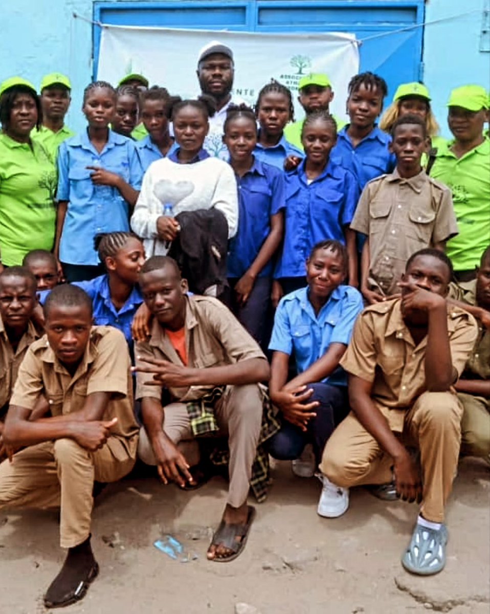AssocATHAMMEnvi's tweet photo. L'événement s'est déroulé le 06.11.24, à Brazzaville, à l'occasion de la 38ème édition de la Journée nationale de l'arbre.Le thème retenu cette année est : «Mobilisons-nous : Deux millions d’arbres pour des villes vertes et durables».Un jeune, un arbre pour un Congo plus vert🌳🇨🇬 https://t.co/VVhUJrWioT