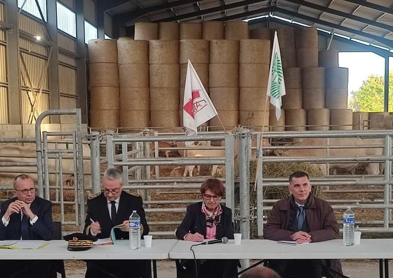 La <a href="/FNSEA/">La FNSEA</a> agence de communication de la ministre <a href="/AnnieGenevard/">Annie Genevard</a> ... Expliquez nous 1 million de bovins disparus en 10 ans, 100000 fermes et familles disparues, une concurrence internationale déloyale voulue par nos dirigeants, des éleveurs seuls face aux épidémies.. Quel bilan !