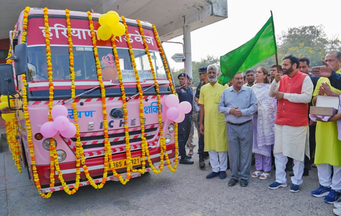 DDNewsHaryana's tweet image. लाडवा बस स्टैंड से मुख्यमंत्री ने लाडवा से जोधपुर वाया सालासर और लाडवा से ज्योतिसर बस सेवा को हरी झंडी दिखाकर किया रवाना। अब रोजाना निर्धारित रूट पर चलेंगी बसें, जिससे यात्रियों को मिलेगी नई सुविधा। #Ladwa #BusService #CMInitiative
 
@cmohry 
@PIBChandigarh
@CBC_Chandigarh